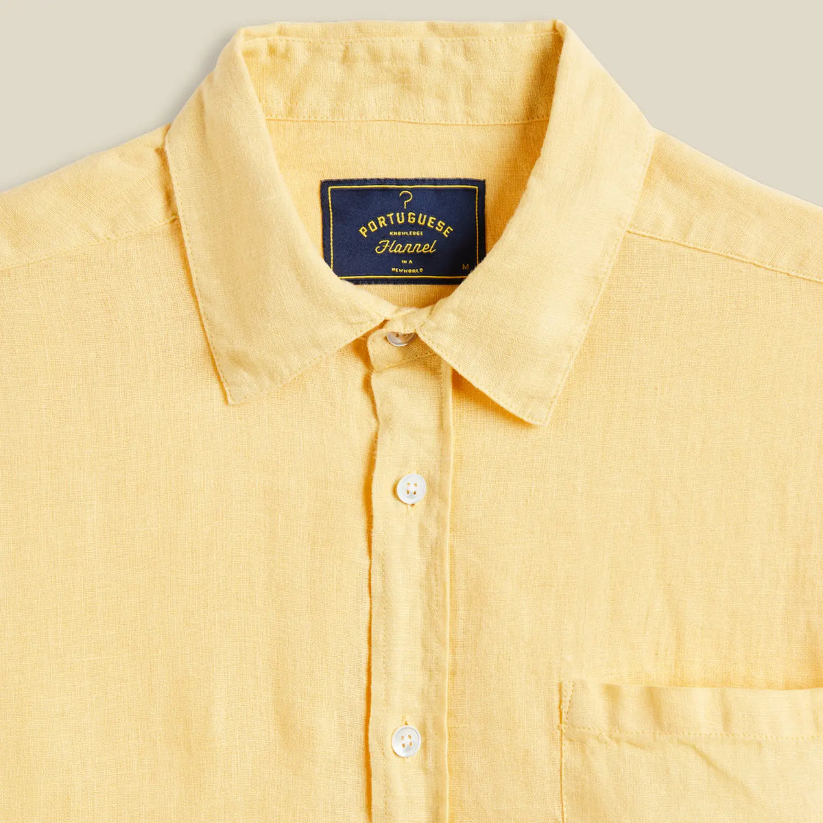 Col pointe de la Chemise Lin jaune et étiquette bleu marine Portuguese Flannel sous l'encolure