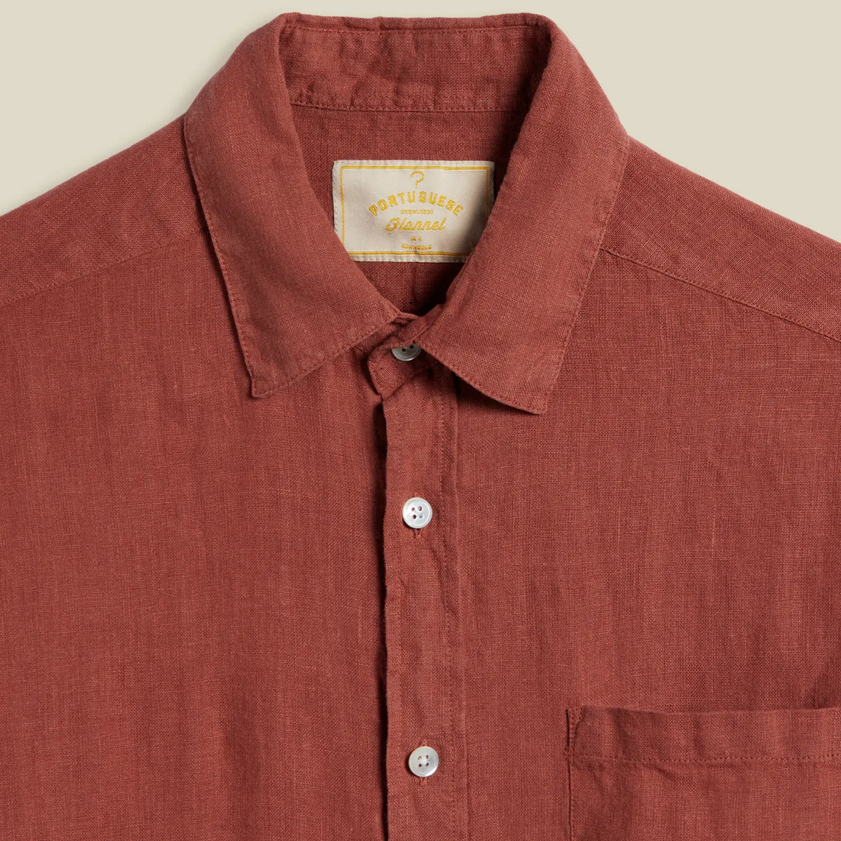 Col pointe de la Chemise Lin Terracota et étiquette crème Portuguese Flannel sous l'encolure