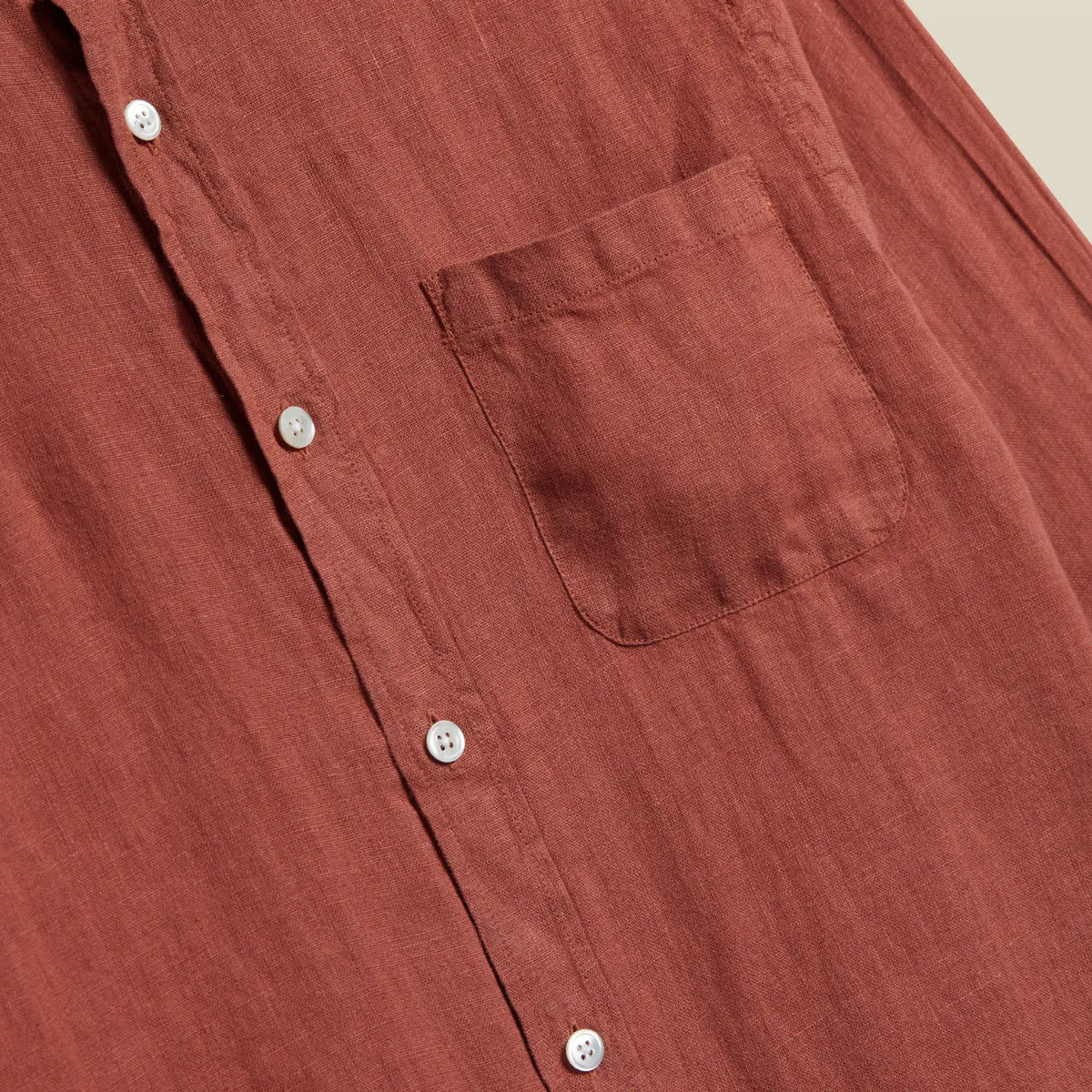 Poche poitrine de la Chemise Lin Terracota, plastron boutonné et grain irrégulier du lin