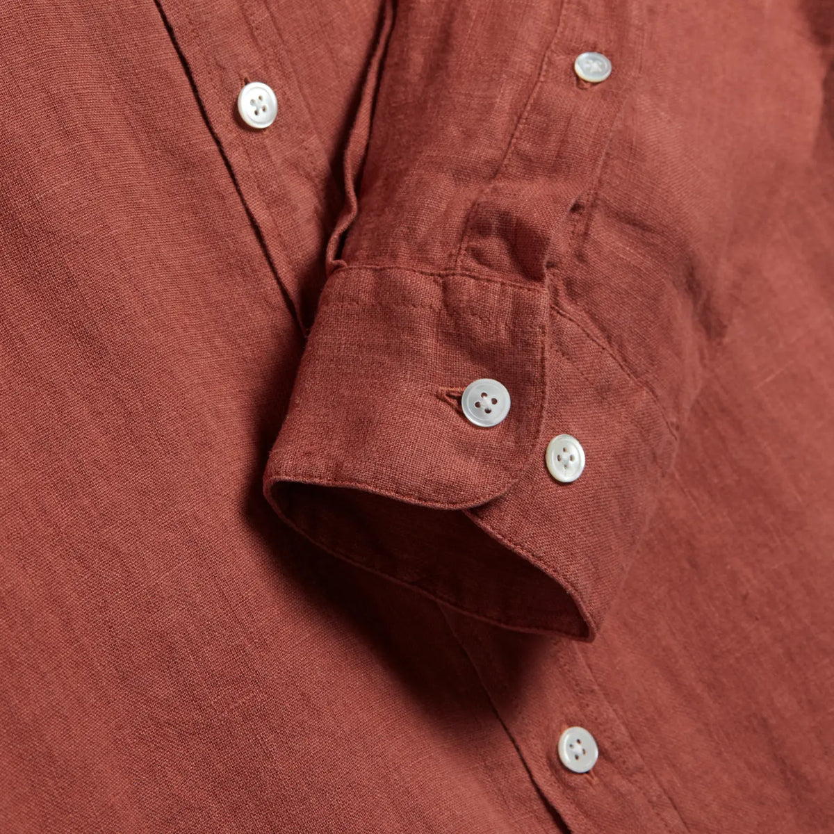 Poignet à deux boutons de la Chemise Lin Terracota, patte capucin sur le lin brique