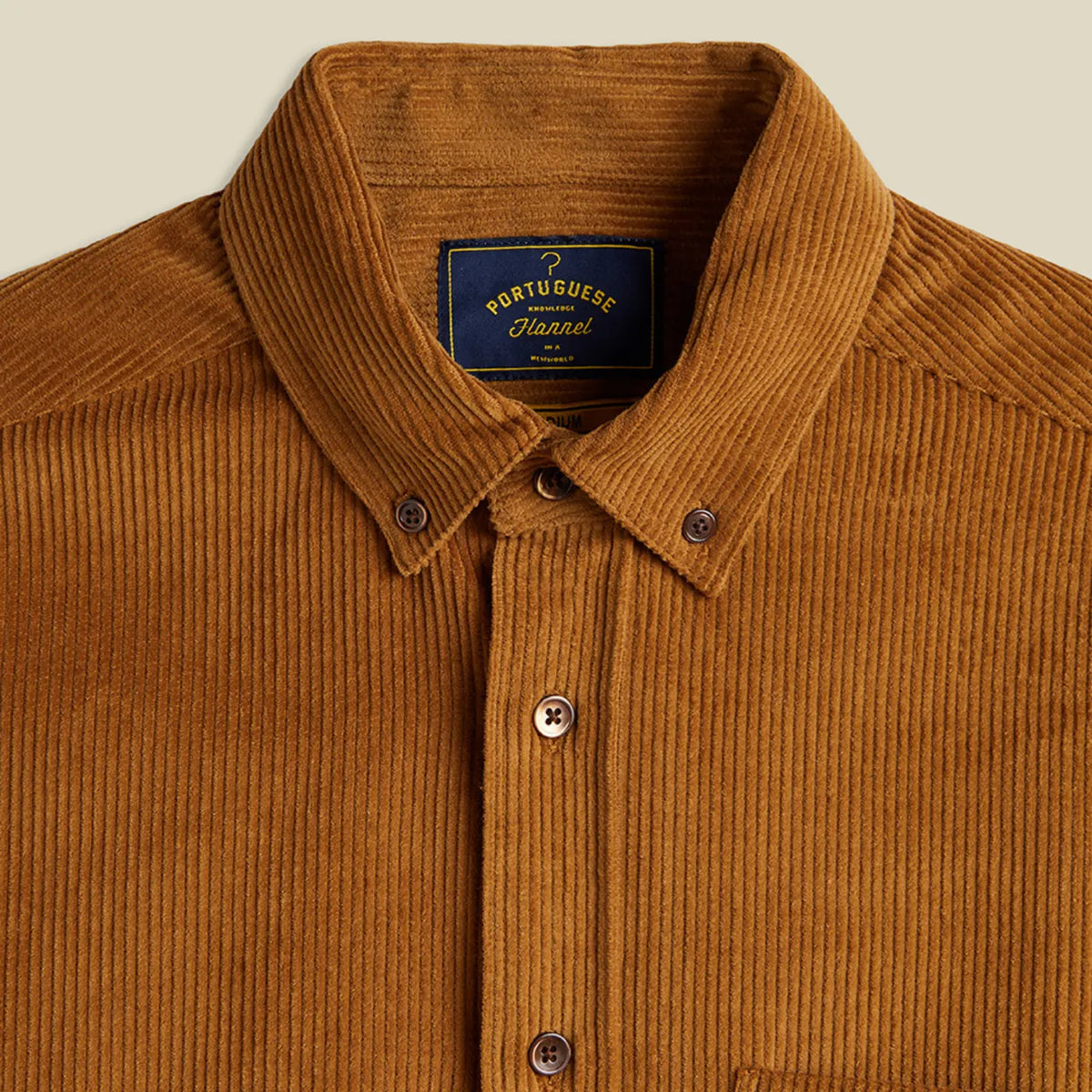 Col button-down de la Chemise Lobo Prairie, étiquette bleu marine et côtes du velours ocre