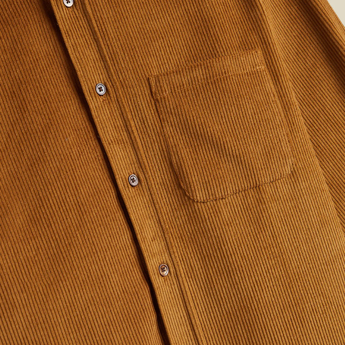 Plastron et poche poitrine de la Chemise Lobo Prairie, boutons marbrés bruns sur velours côtelé