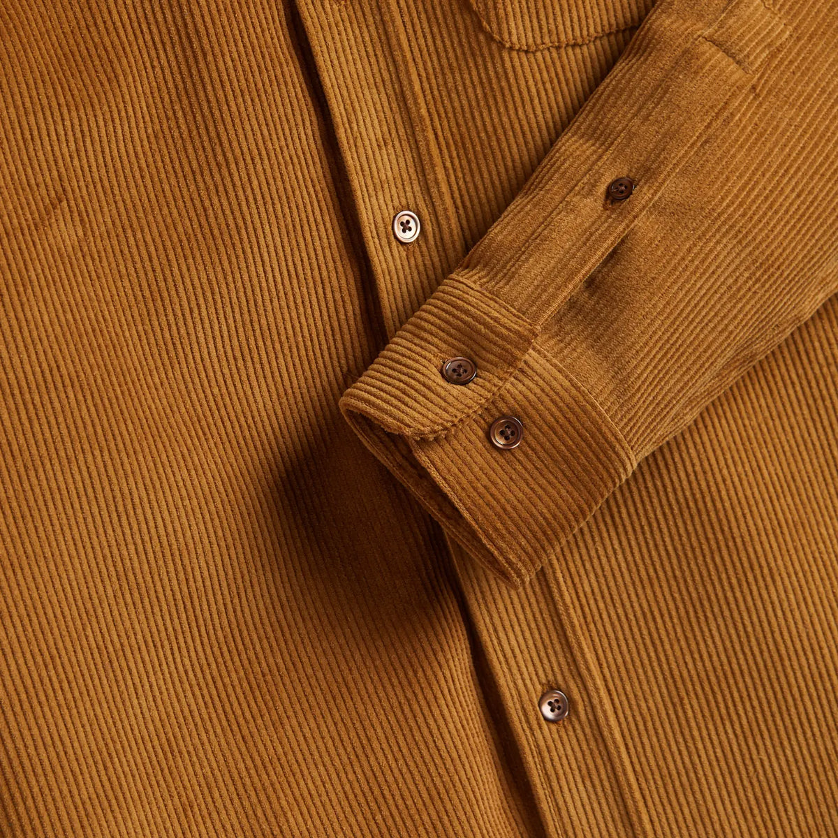 Poignet à deux boutons de la Chemise Lobo Prairie, patte de manche en velours côtelé ocre