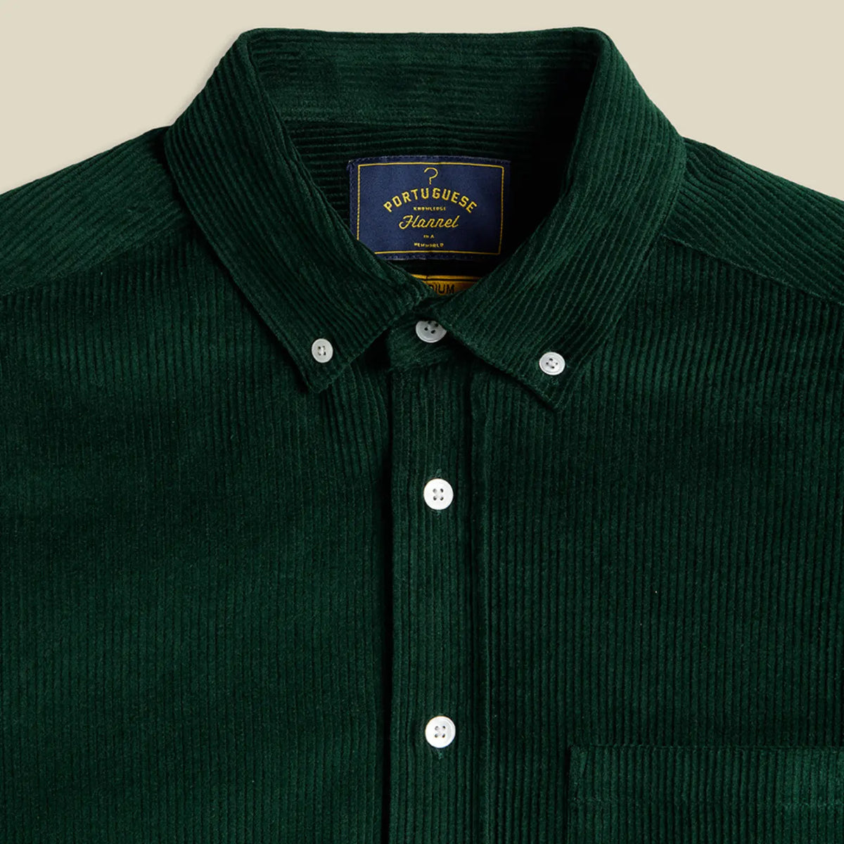 Col button-down de la Chemise Lobo verte, étiquette bleu marine et côtes du velours vert sapin