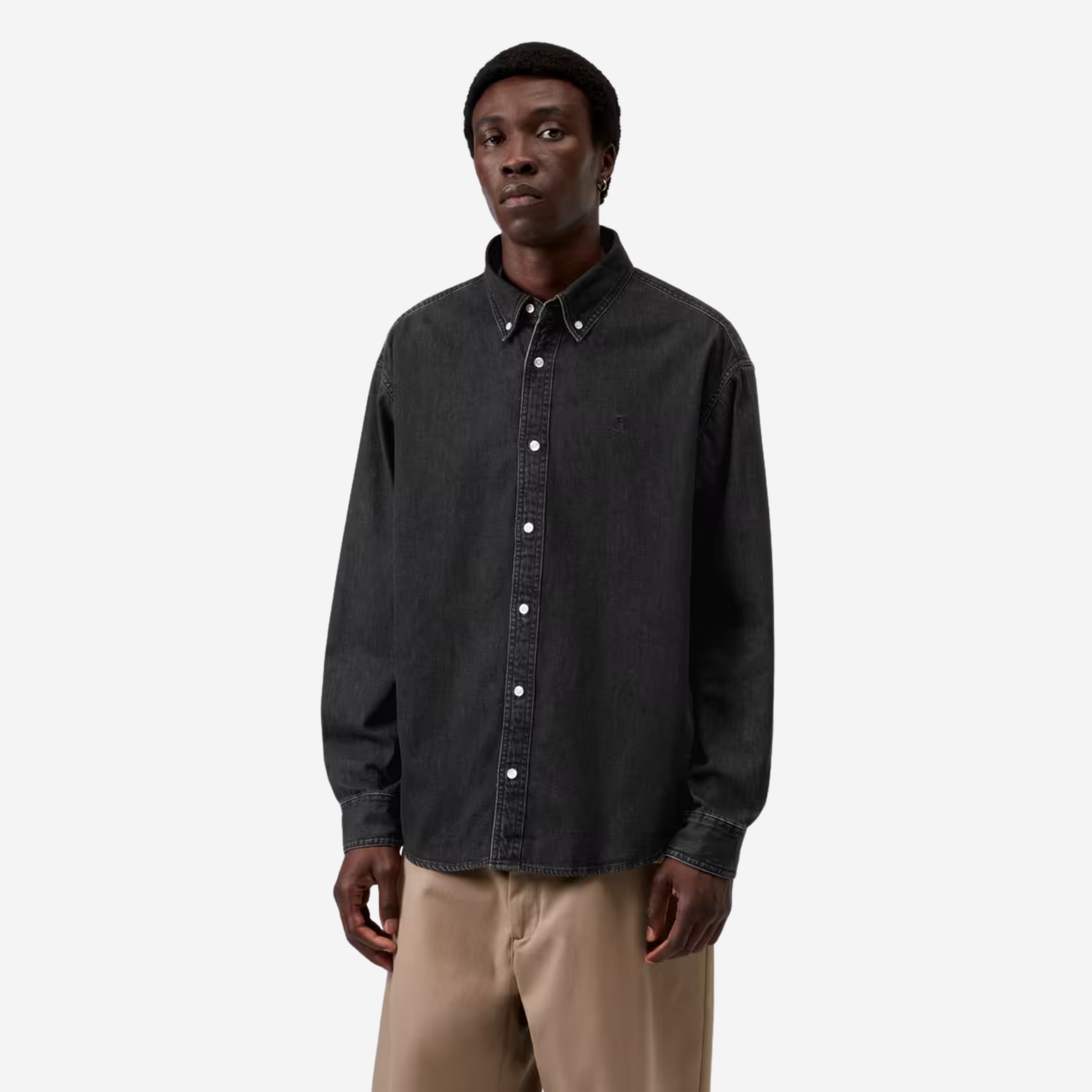 Chemise Lucas Carhartt WIP en denim noir portée de face, coupe loose sur un pantalon beige