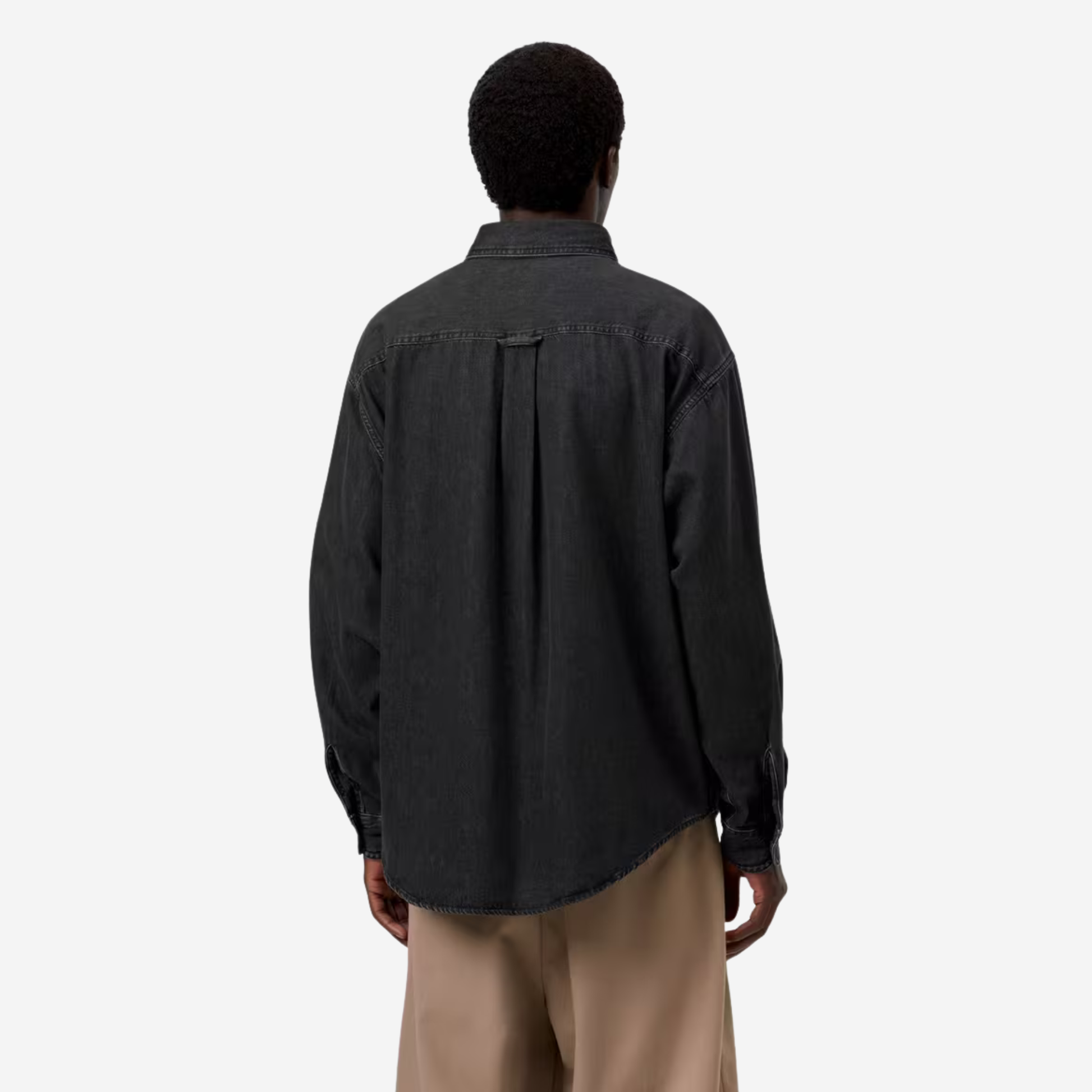 Chemise Lucas Carhartt WIP en denim noir portée de dos, tombé loose et bas arrondi