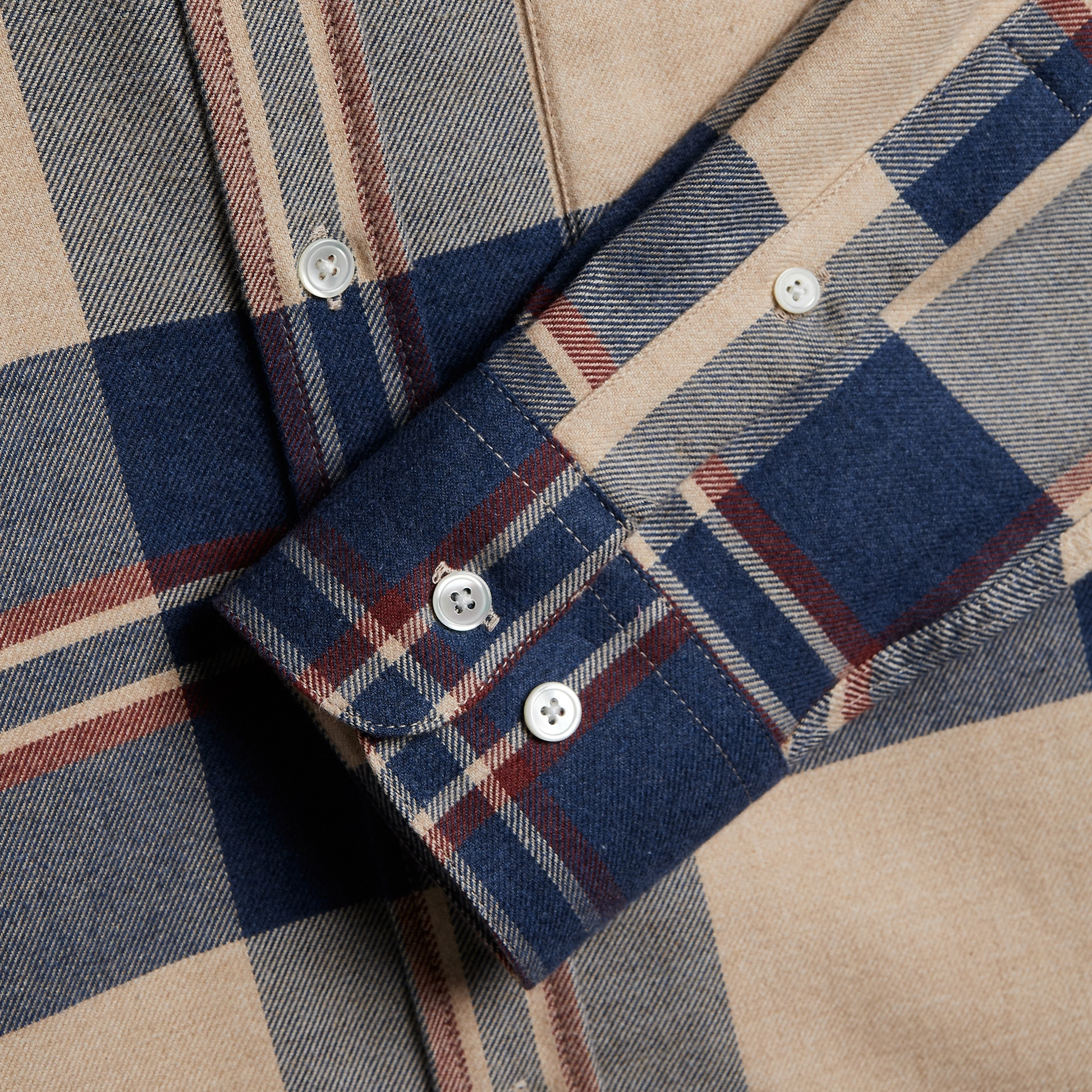 Poignet boutonné et carreaux bleu marine de la chemise Lurdes