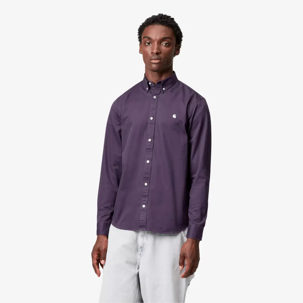 Chemise Madison violet aubergine portée boutonnée, col à pointes boutonnées et poignets fermés d'un bouton