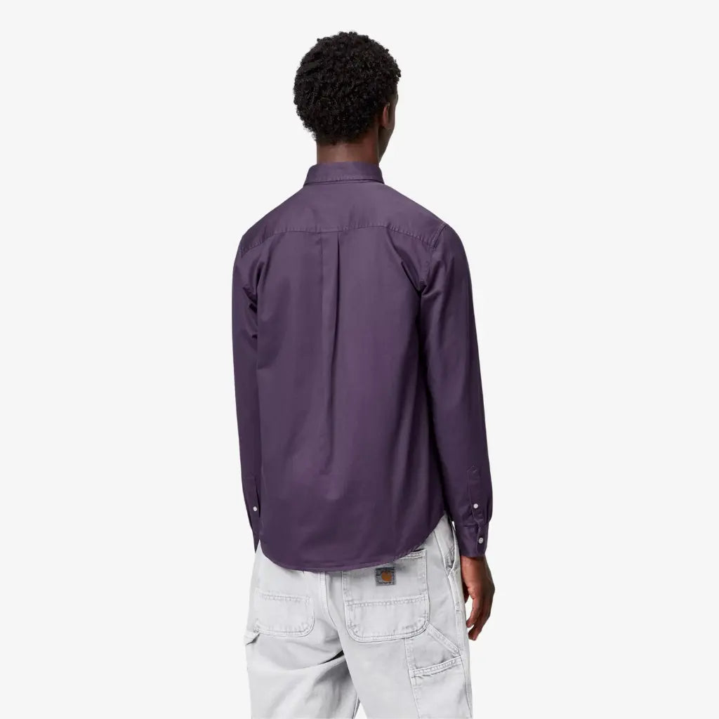 Vue de dos portée de la chemise Madison violet aubergine, tombé souple du coton fin et pans arrondis
