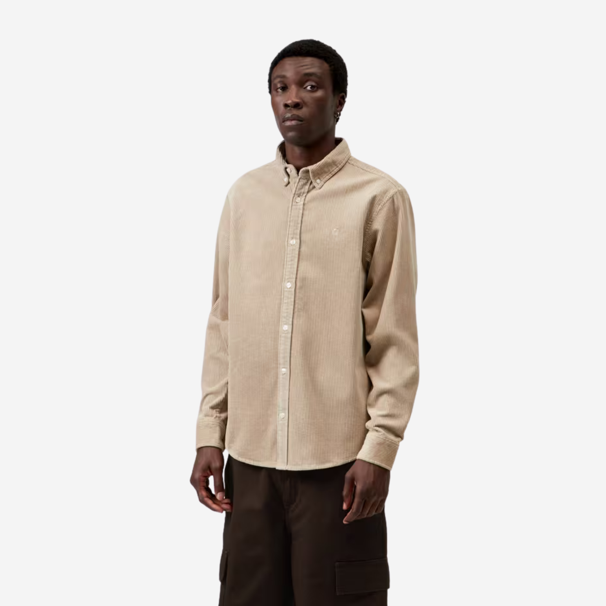 Chemise Madison velours côtelé beige Carhartt WIP portée de face, col boutonné et large côte du velours