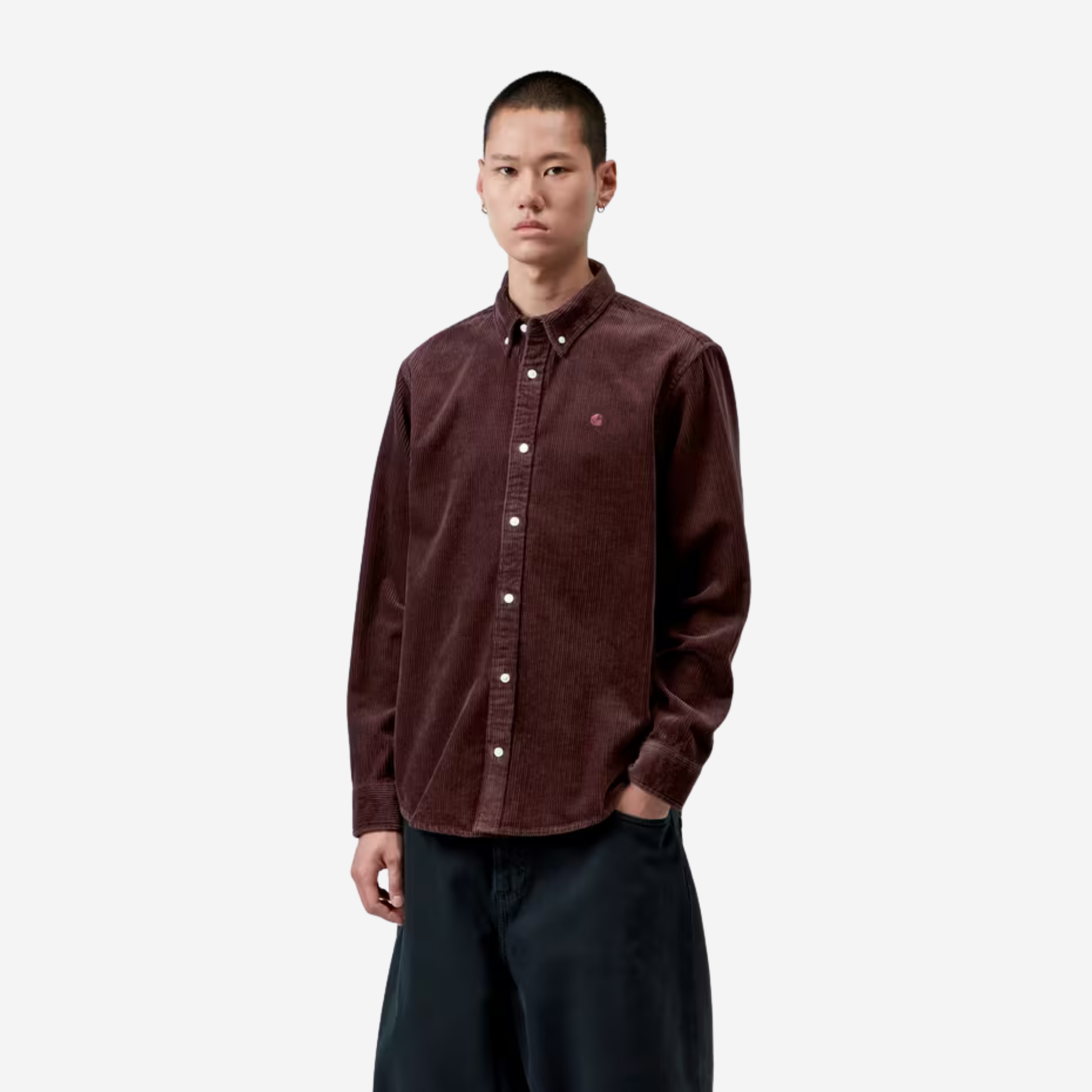 Chemise Madison Carhartt WIP en velours côtelé bordeaux portée de face, boutonnée sur un pantalon noir