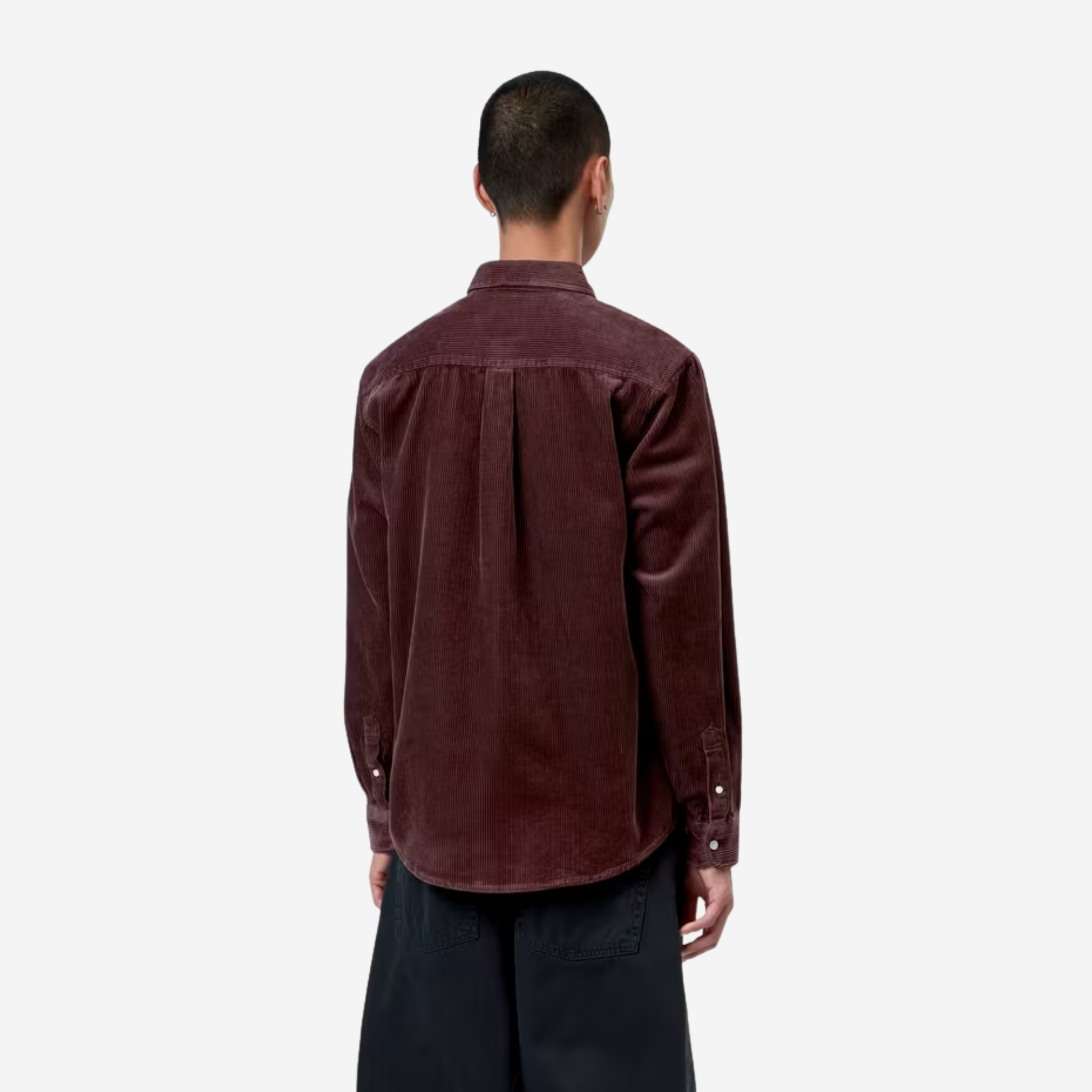 Chemise Madison Carhartt WIP en velours côtelé bordeaux portée de dos, côtes larges et bas arrondi