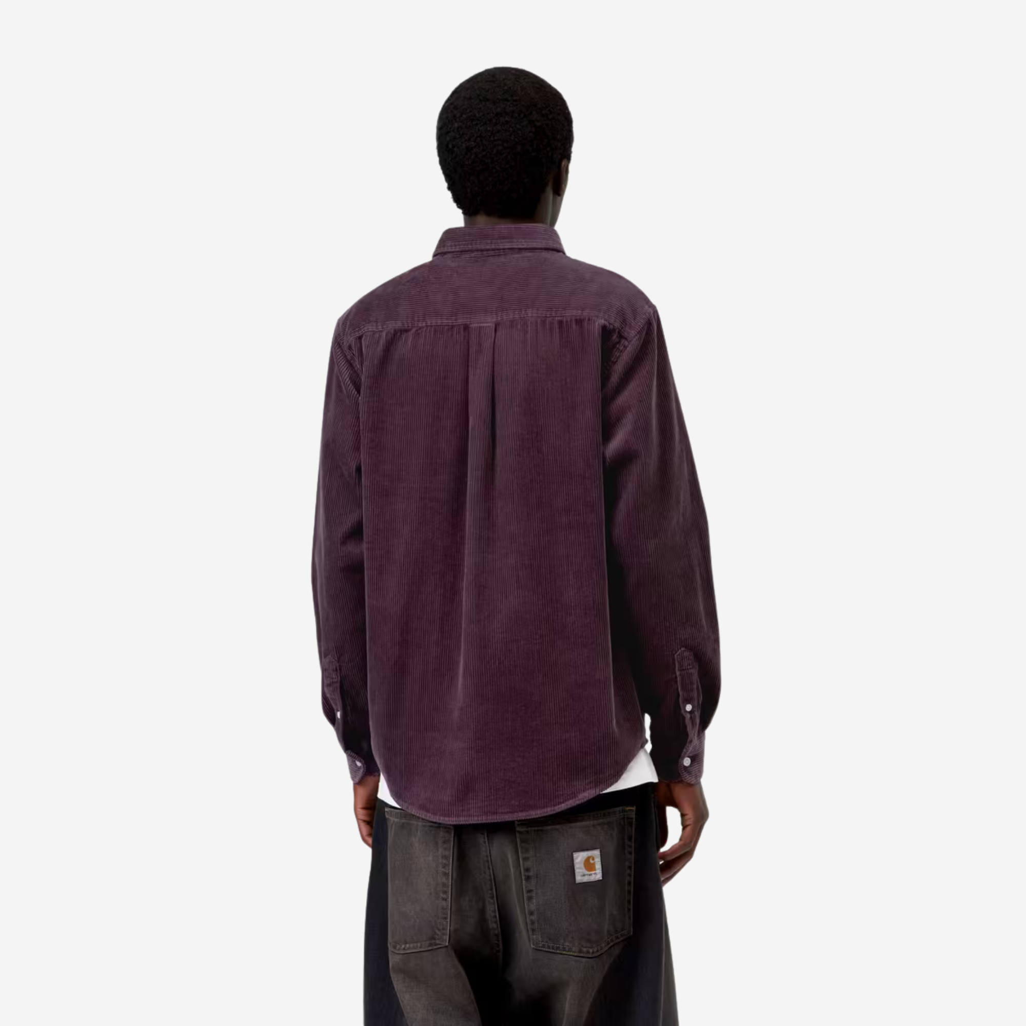 Chemise Madison Carhartt WIP en velours côtelé Cozy Purple portée de dos, côtes larges et bas arrondi sur un jean noir