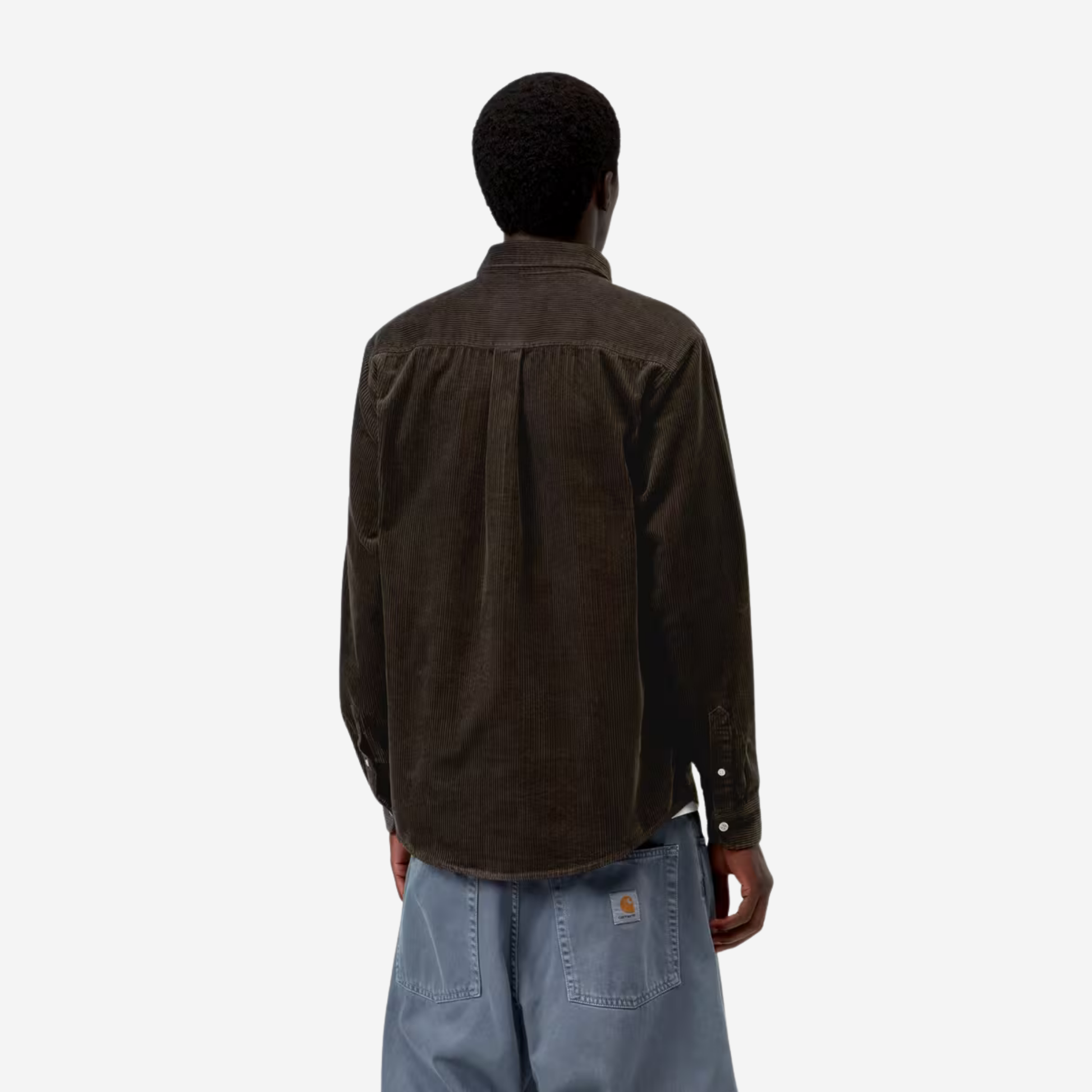 Chemise Madison velours côtelé marron foncé Carhartt WIP portée de dos, poignets boutonnés et bas arrondi