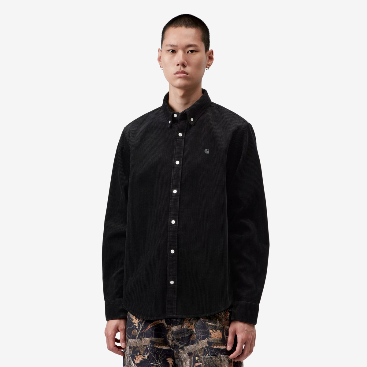 Chemise Madison Velours Soot Carhartt WIP - vue portée de face, coupe droite