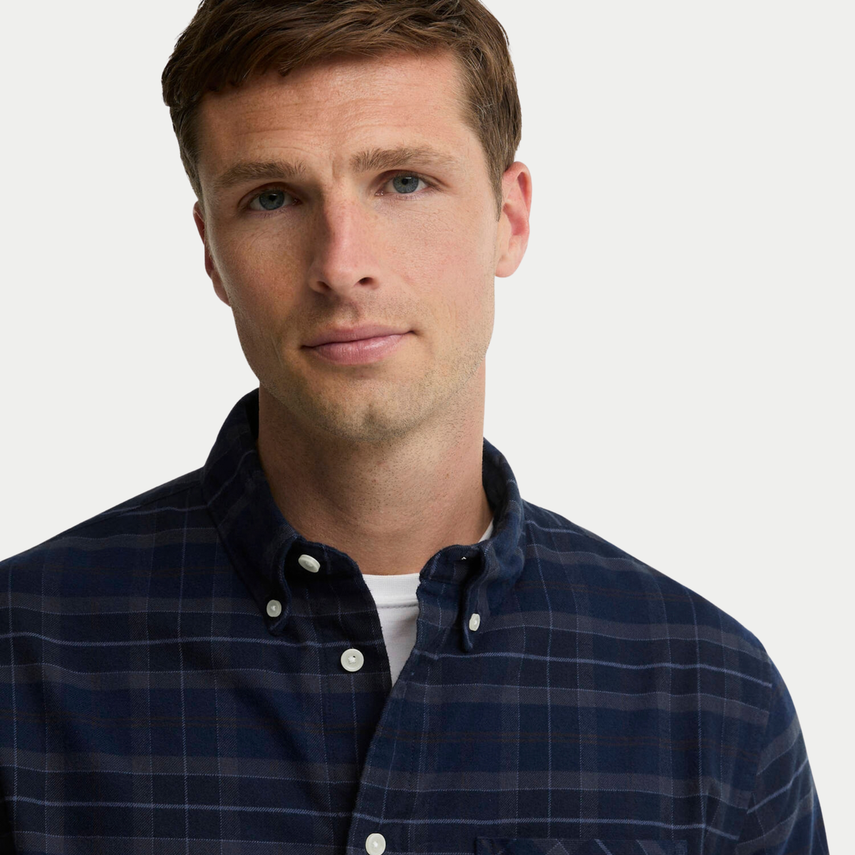 Gros plan du col boutonné de la Chemise Barbour Mineral Tartan Midnight Loch, quadrillage ton sur ton