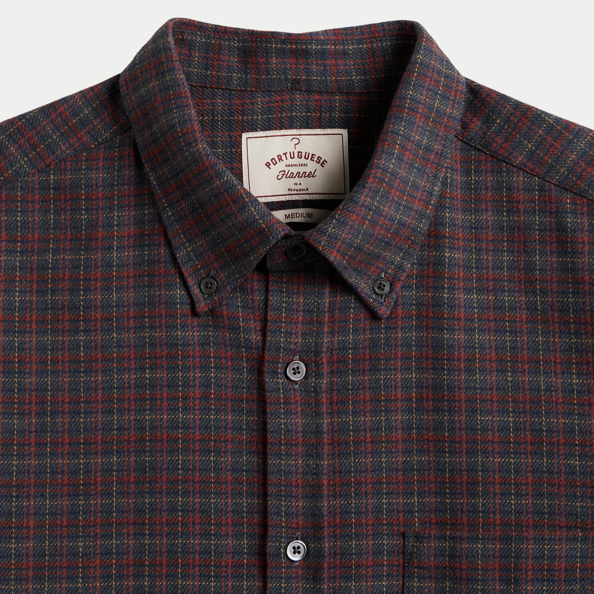 Col boutonné de la Chemise Plura et étiquette crème Portuguese Flannel, carreaux bleu marine, brique et beige