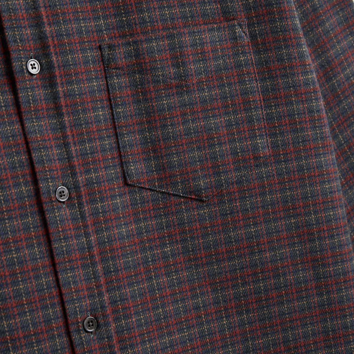 Poche poitrine plaquée et patte de boutonnage de la Chemise Plura à carreaux bleu marine et brique