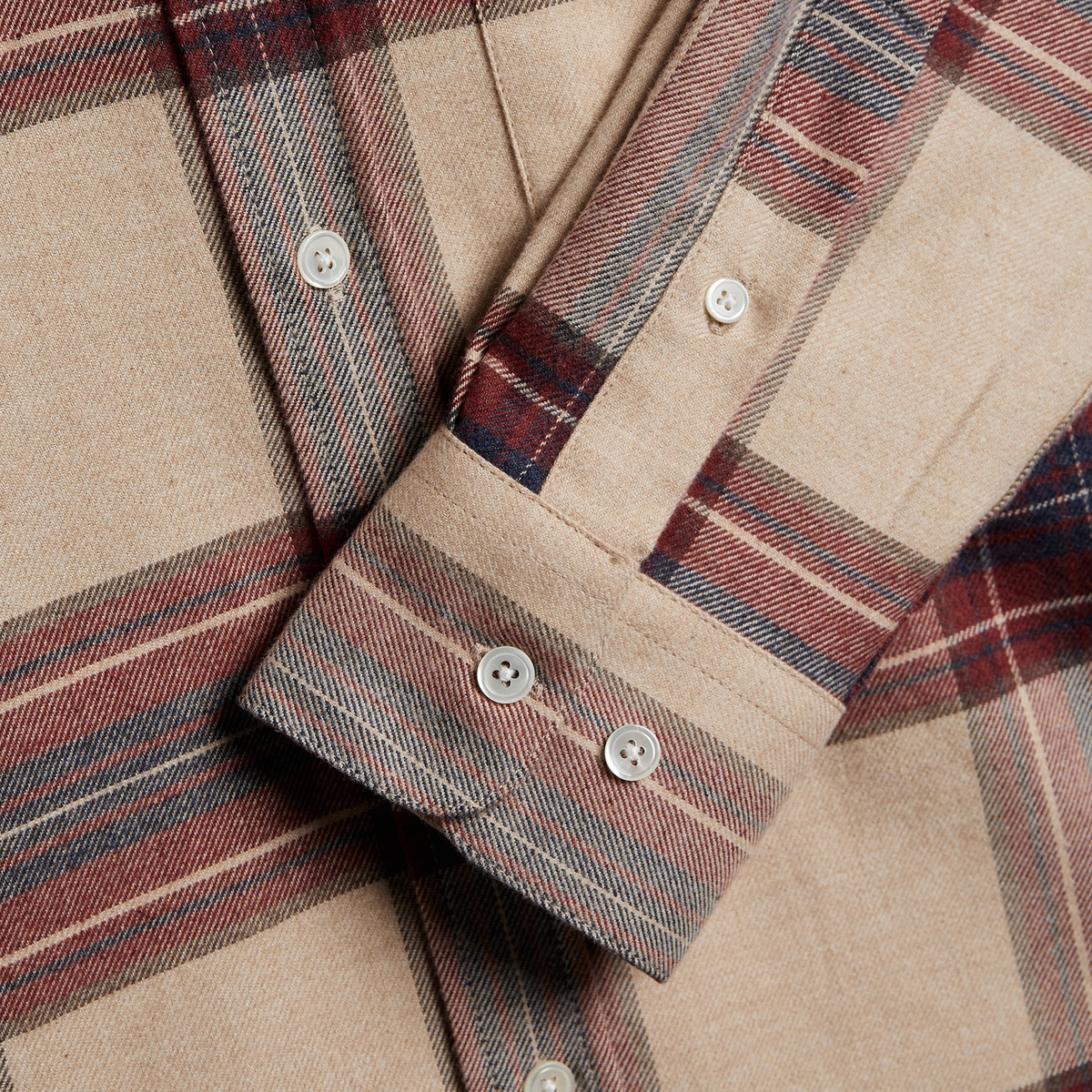 Poignet boutonné et carreaux brique de la chemise Sabela