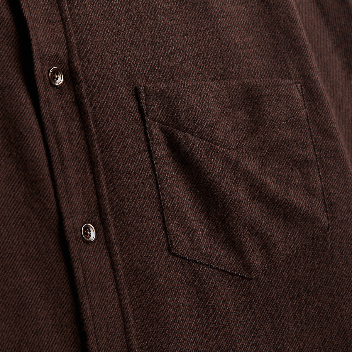 Poche poitrine plaquée et boutons de nacre de la chemise Teca Marron