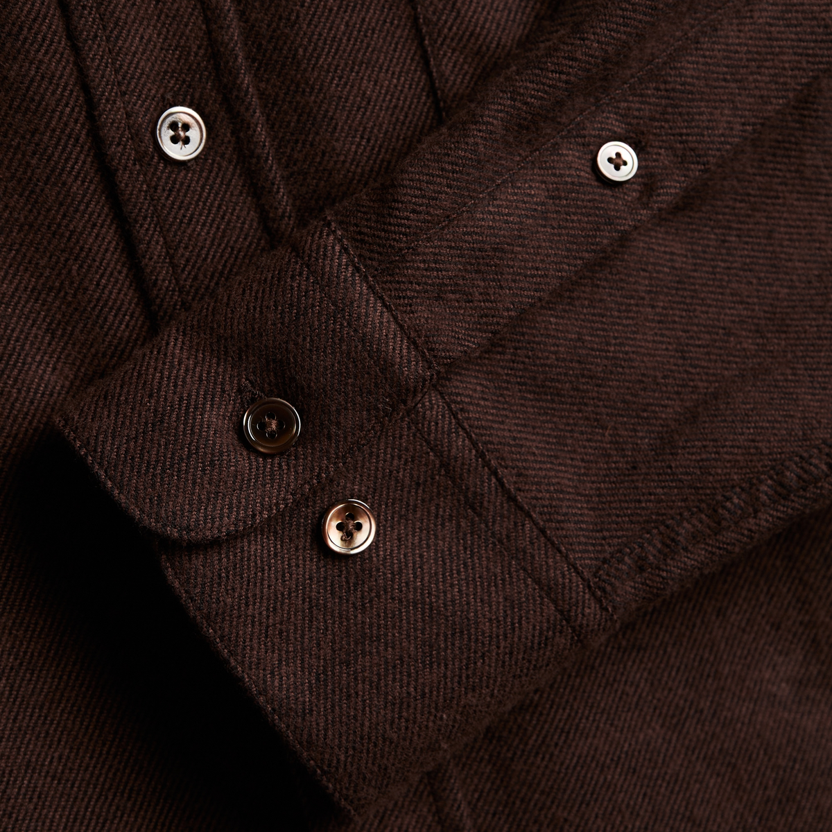 Poignet boutonné et patte de manche de la chemise Teca Marron