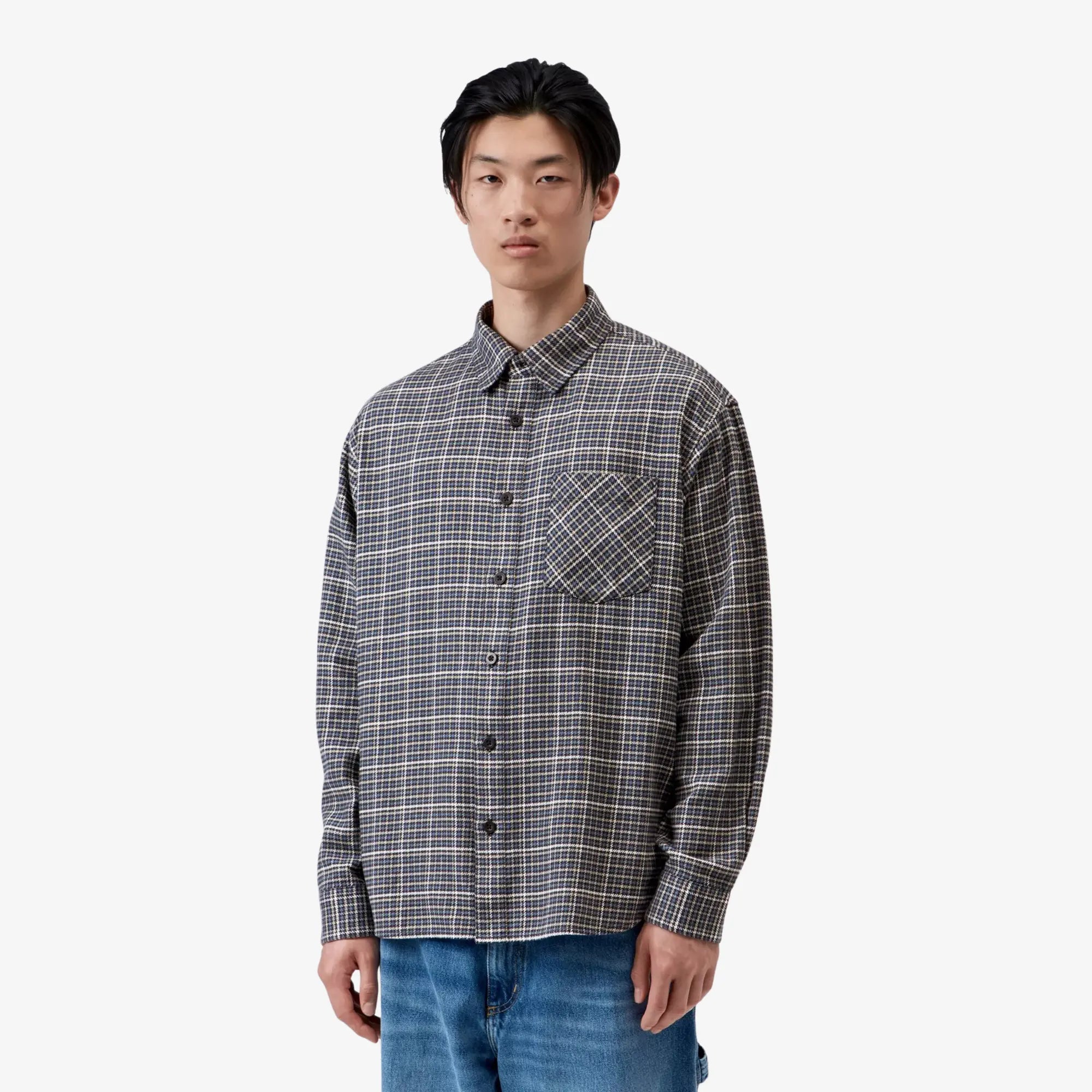 Homme portant la chemise Carhartt WIP Todrick à carreaux bleu-gris sur un jean, vue de face