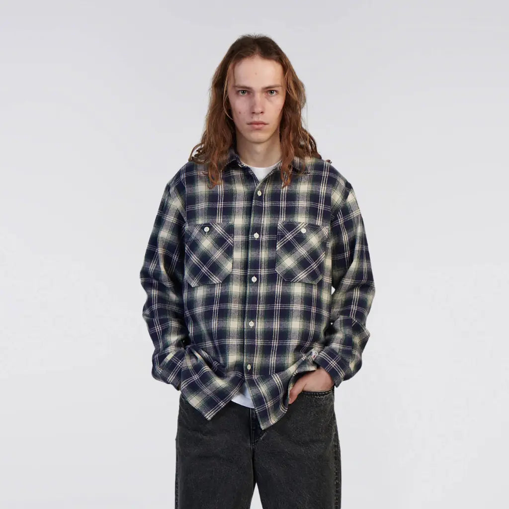 Chemise Works à carreaux Bleu Marine et vert portée ouverte sur un t-shirt blanc