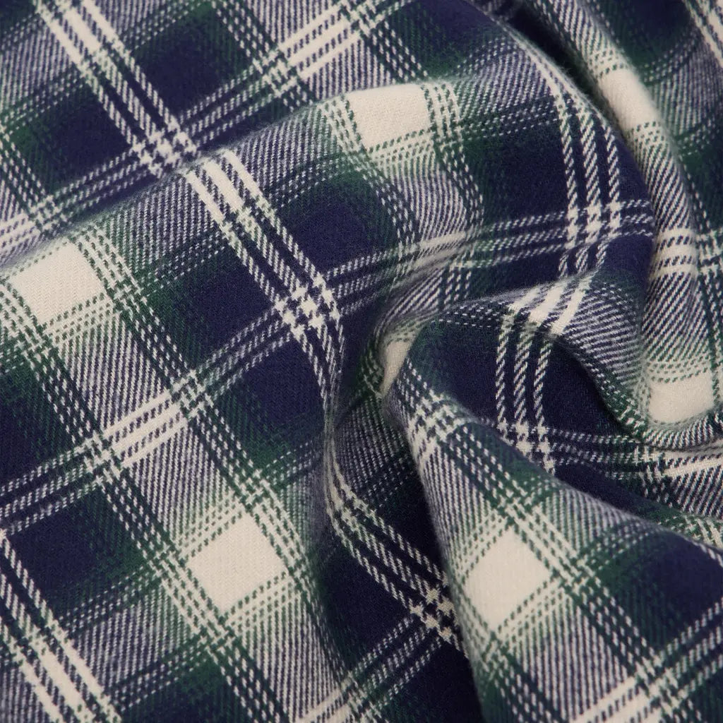 Macro de la flanelle grattée de la chemise Works, carreaux Bleu Marine, vert sapin et écru