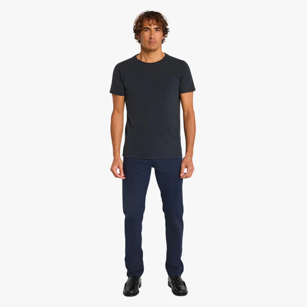 Chino Dening Indigo25 bleu marine porté de face avec un t-shirt anthracite et des mocassins