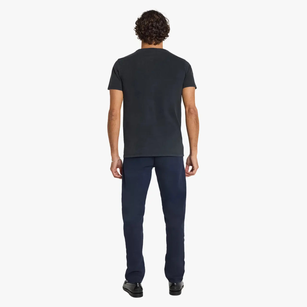 Chino Dening Indigo25 porté de dos, jambe droite bleu marine cassant sur la chaussure