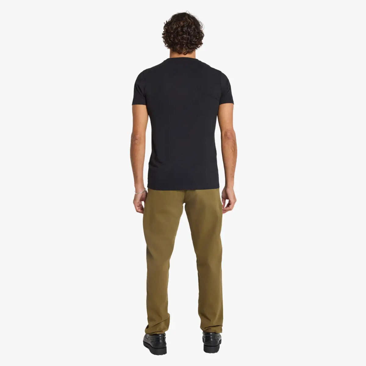 Chino Dening Otter porté de dos, teinte kaki bronze et coupe droite sur toute la jambe