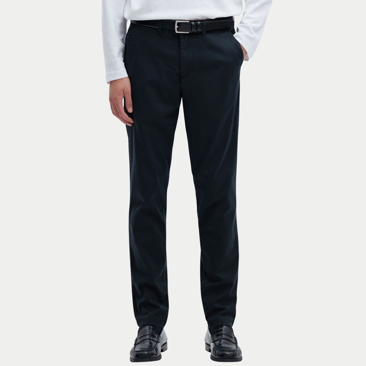 Chino Slim Miles Bleu Marine Selected Homme - porté de face avec ceinture, coupe slim longueur cheville