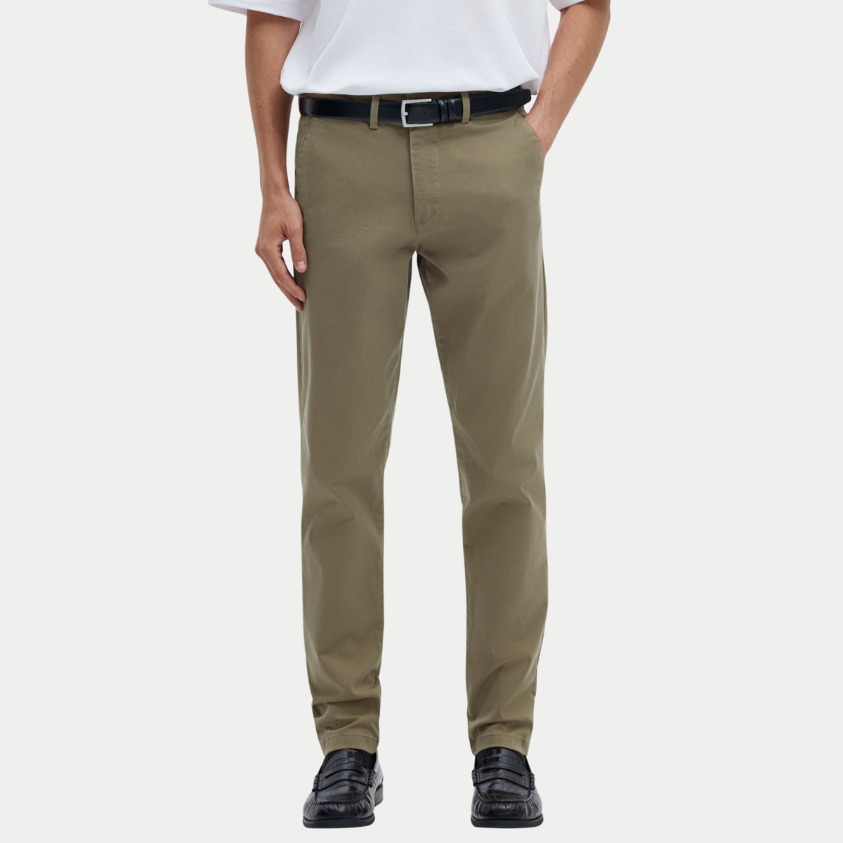 Chino Slim Miles Ermine Selected Homme - porté de face avec ceinture noire, coupe slim longueur cheville