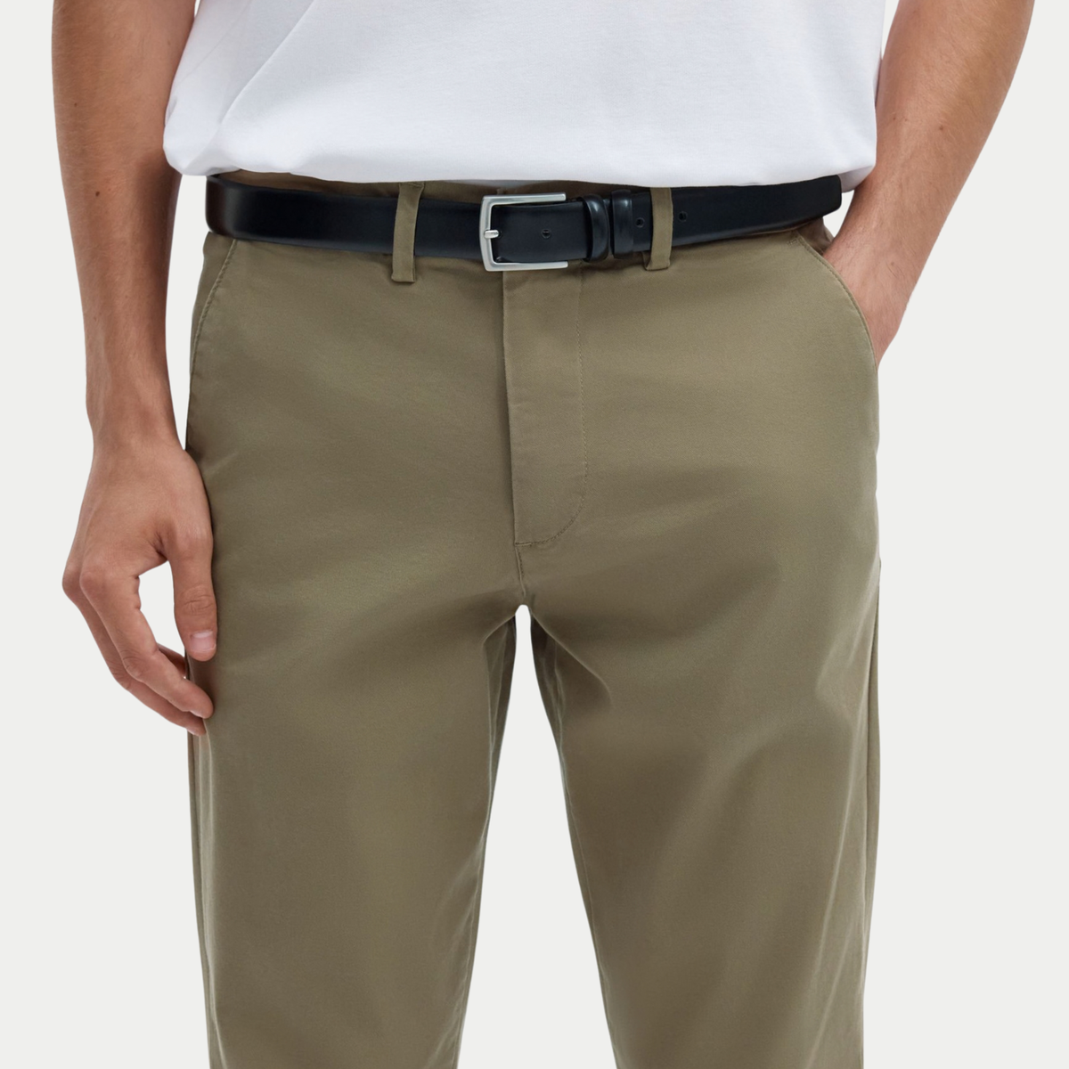 Chino Slim Miles Ermine Selected Homme - détail porté de la taille, braguette et poche en biais
