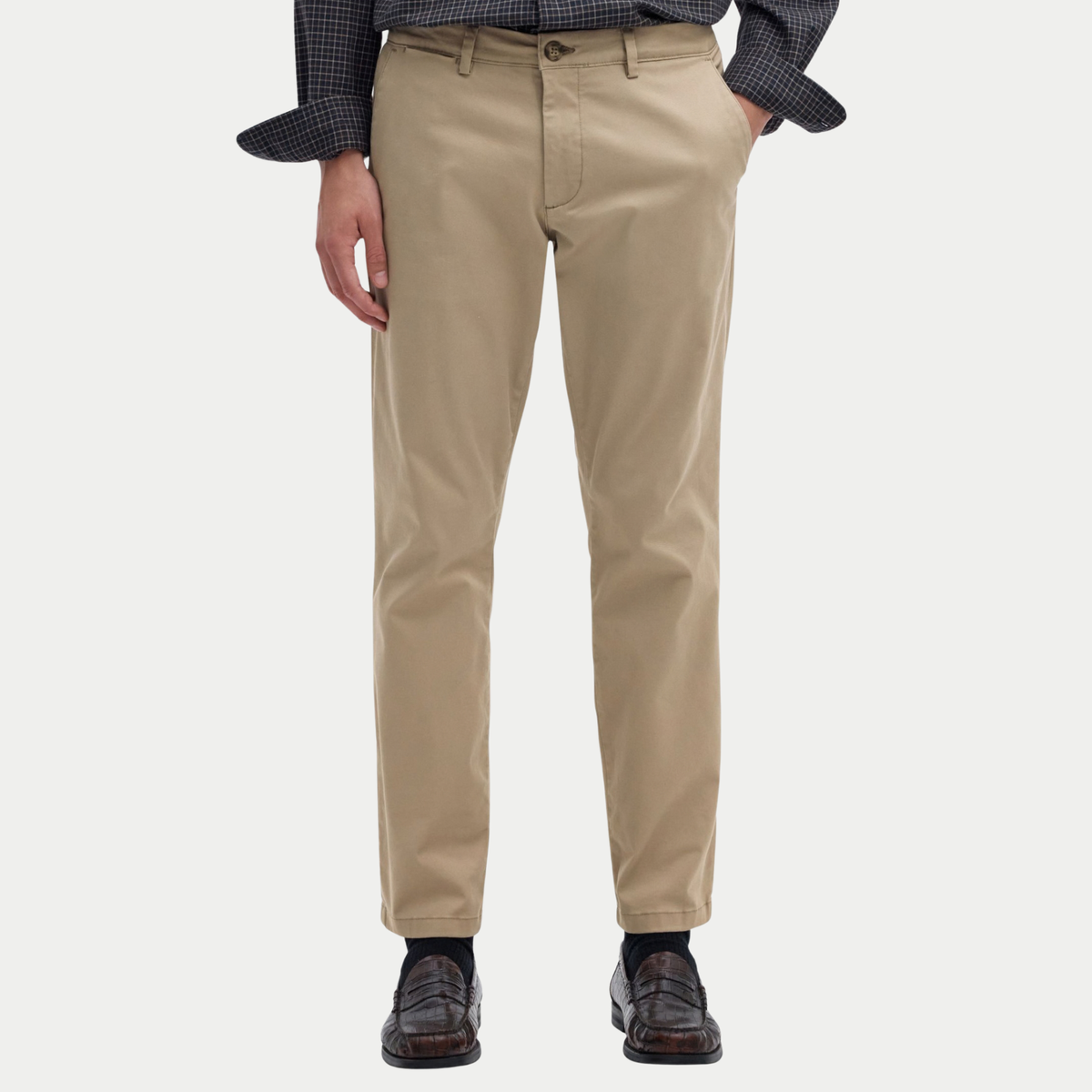 Chino Slim Miles Greige Selected Homme - porté de face avec chemise à carreaux, longueur cheville