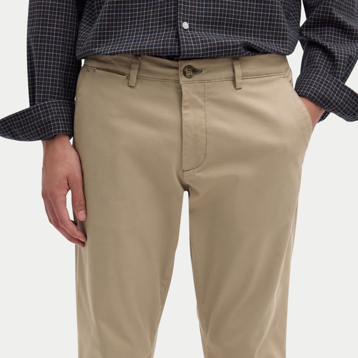 Chino Slim Miles Greige Selected Homme - détail porté de la taille, bouton, passants et poche en biais