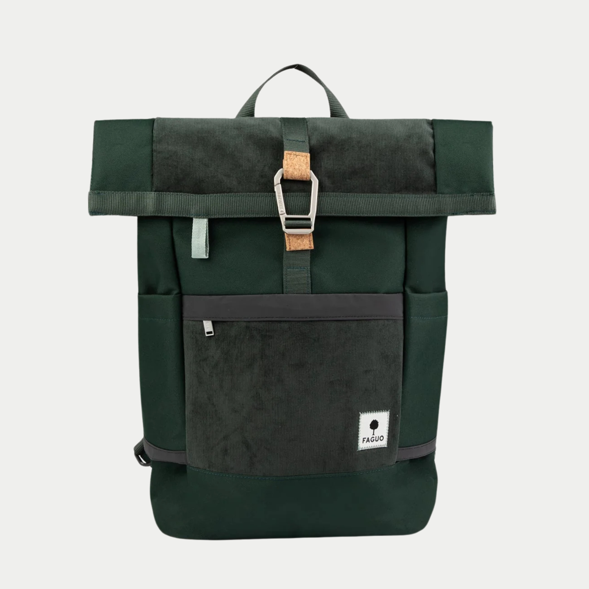 Sac à dos Faguo Cycling Medium vert foncé de face, rabat roulé, poche en velours côtelé et mousqueton à passant en liège