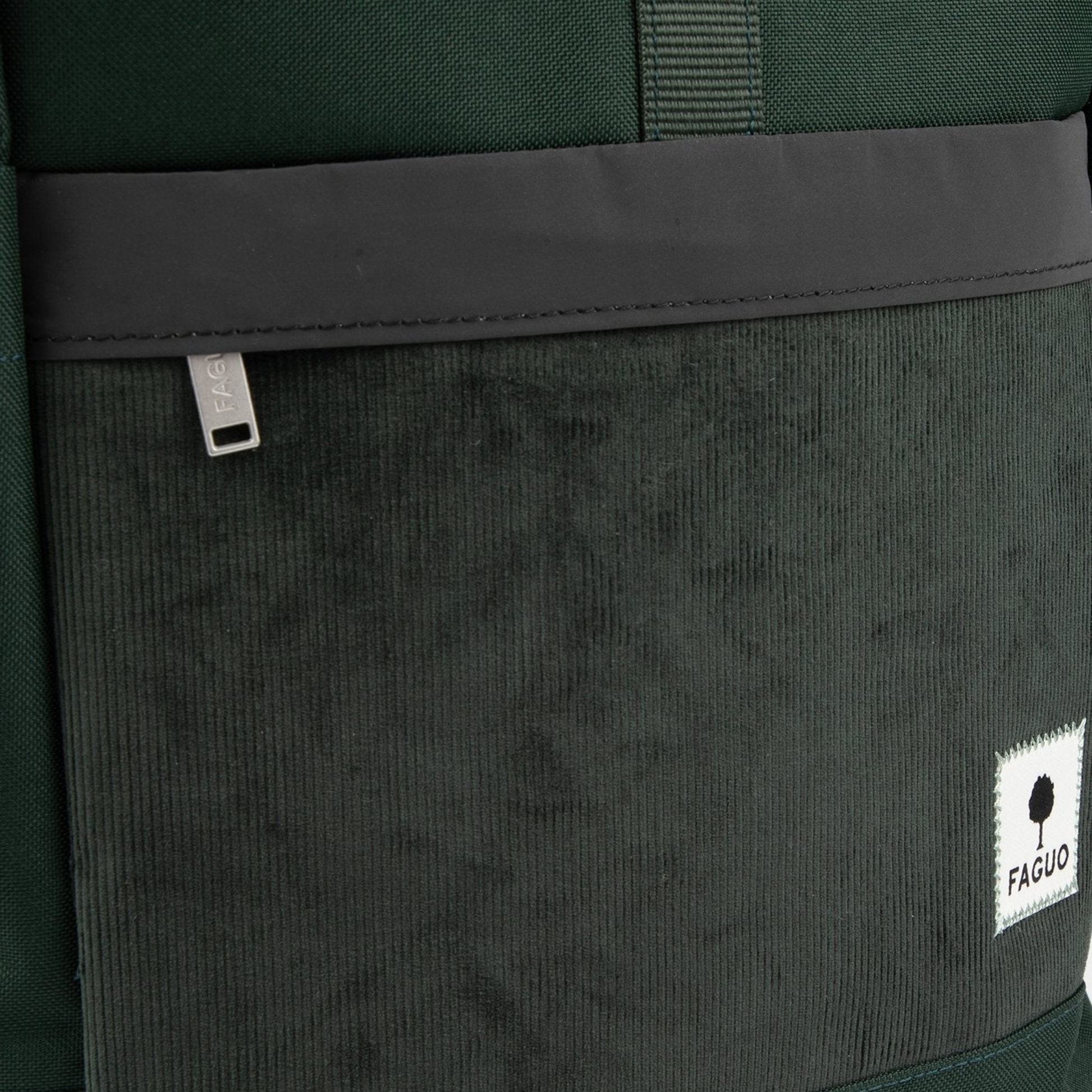 Détail de la poche avant en velours côtelé et de la tirette gravée Faguo sur le sac à dos Cycling Medium vert foncé