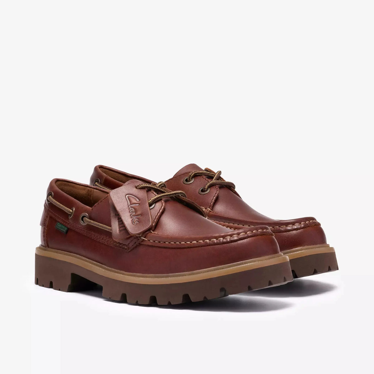 Paire de Cleyhill Boat en cuir marron, vue trois-quarts avant et lacets kaki