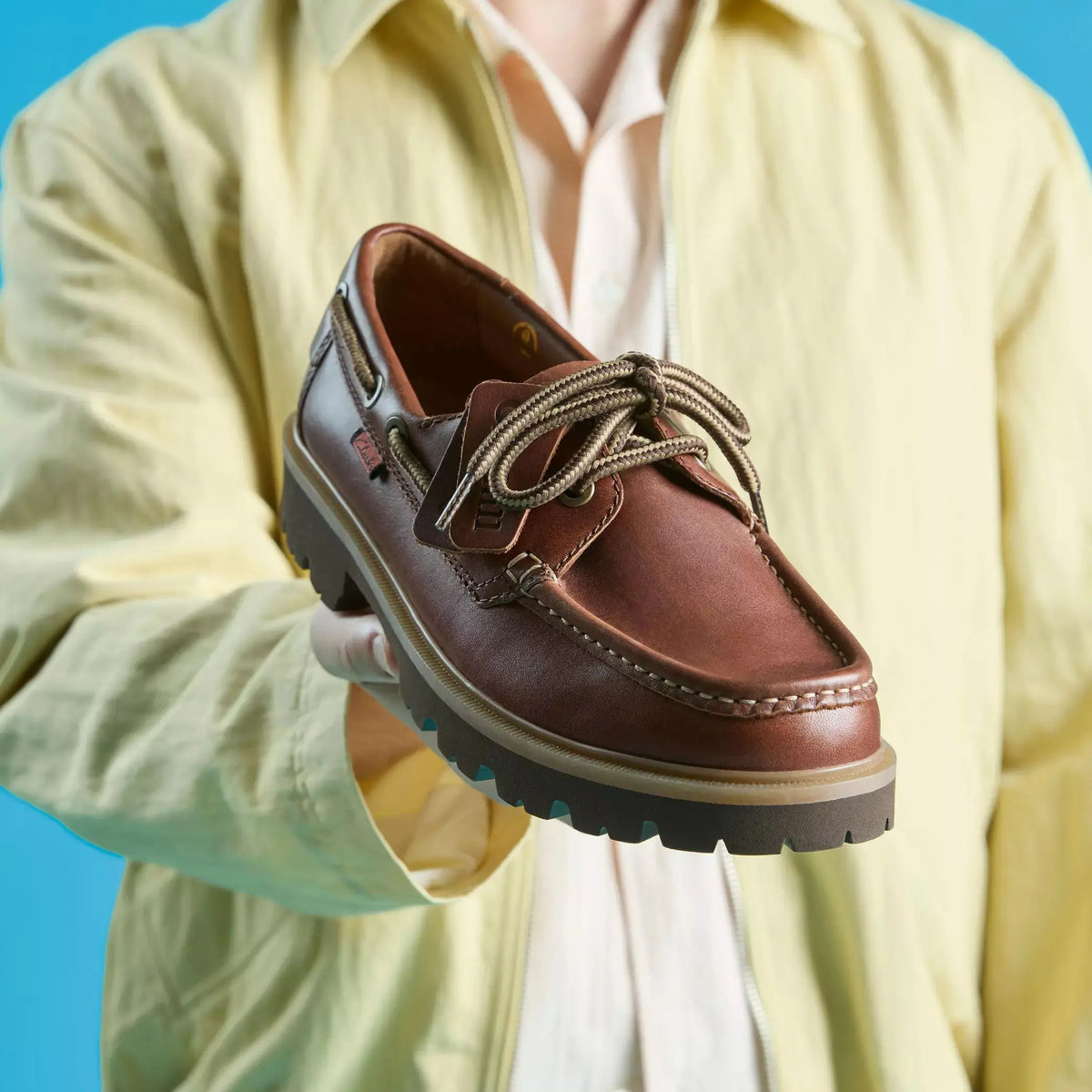 Cleyhill Boat en cuir marron tenue en main, laçage bateau et couture apparente
