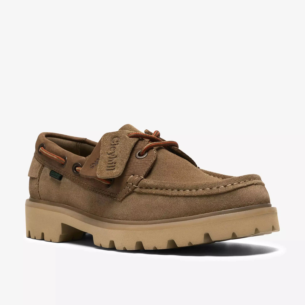 Cleyhill Boat Sable Foncé en gros plan trois-quarts, couture mocassin apparente