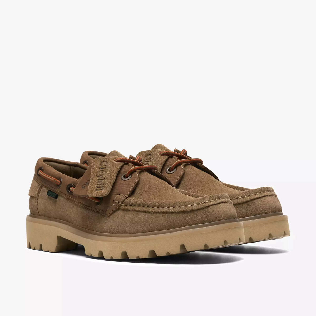 Paire de Cleyhill Boat Sable Foncé en suède, vue trois-quarts avant