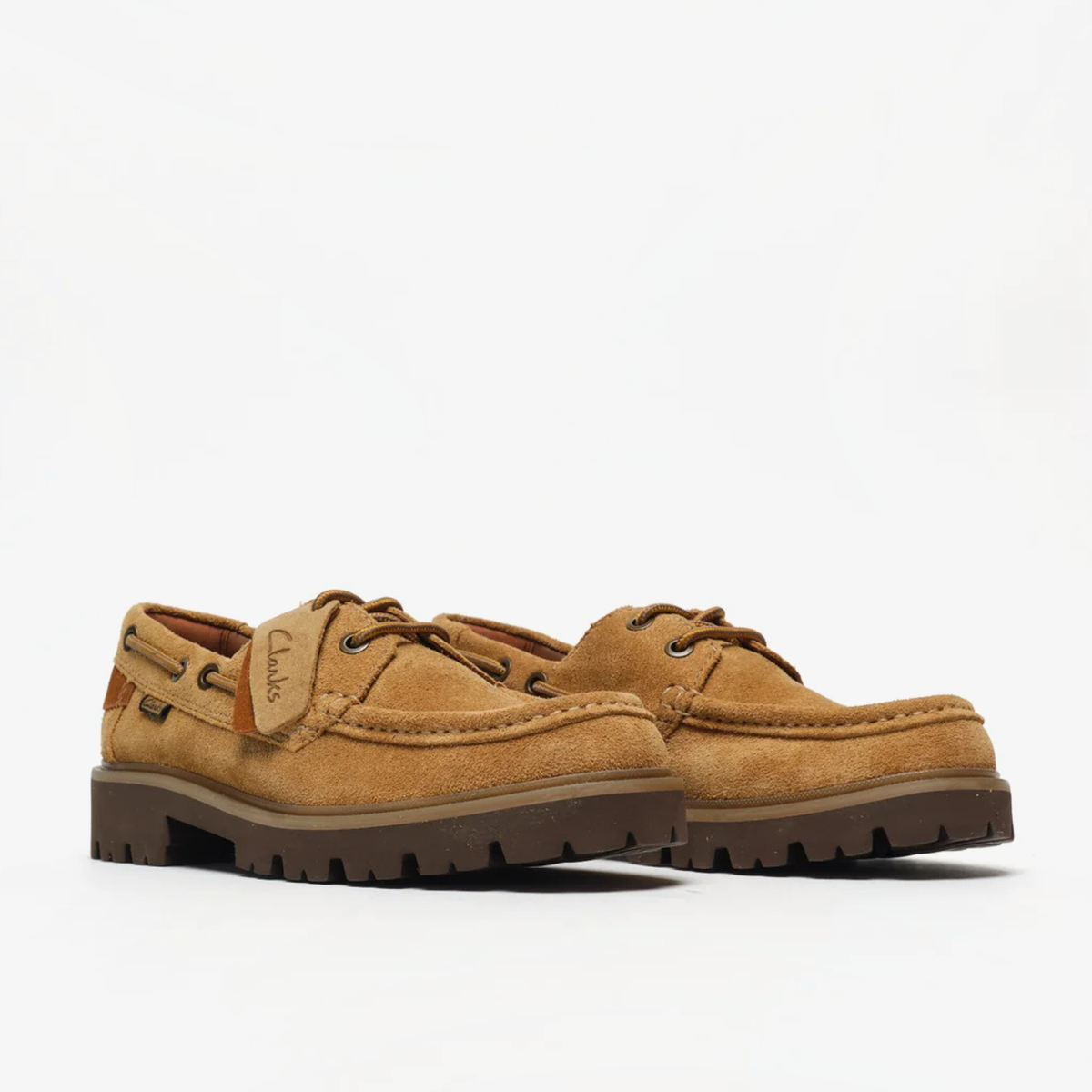 Paire de Cleyhill Boat Wheat vue trois-quarts avant, languette Clarks et lacets ton sur ton