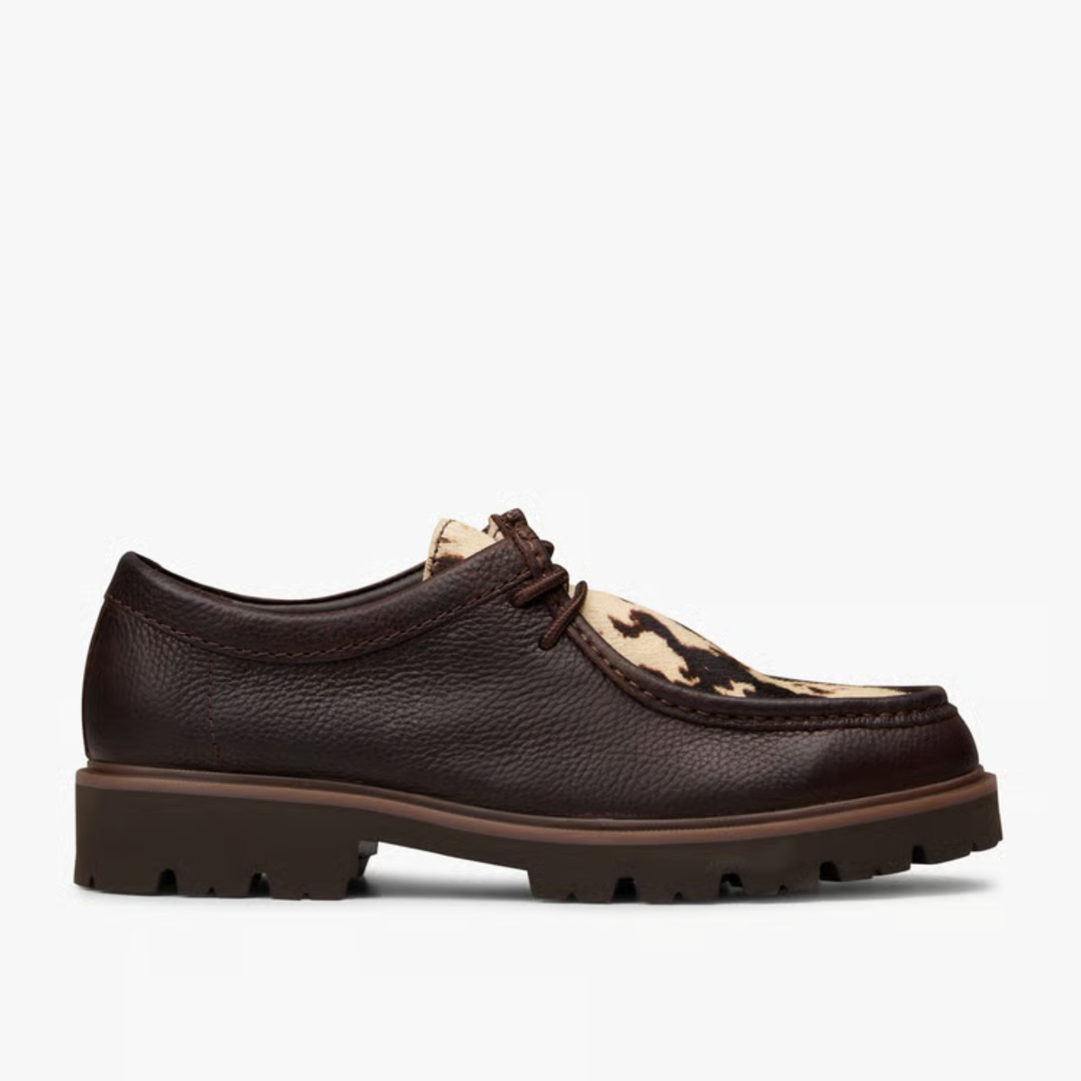Cleyhill Seam Clarks imprimé vache, profil extérieur : cuir grainé marron, plateau vache et semelle crantée épaisse
