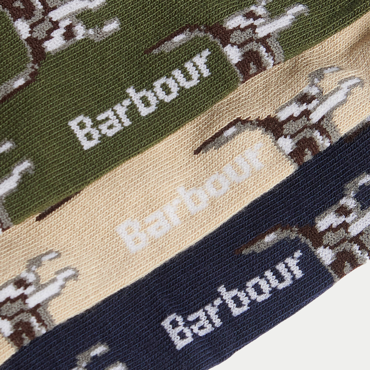 Détail du pointer tricoté et du nom Barbour sur les chaussettes beige, olive et bleu