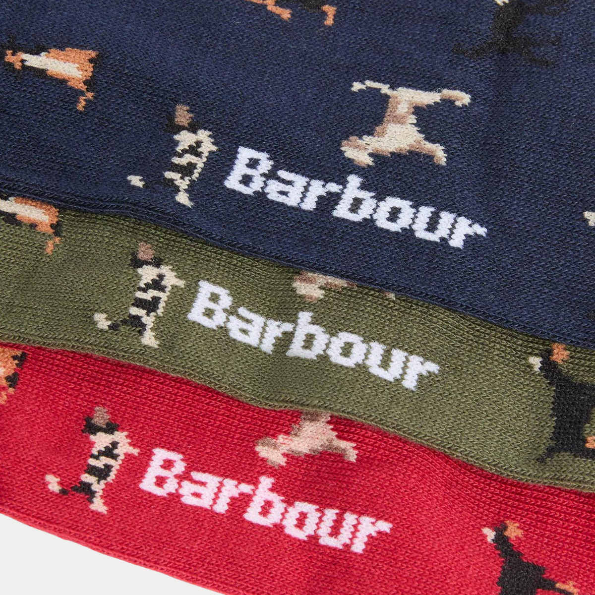 Détail des petits chiens tricotés et du nom Barbour sur les chaussettes marine, olive et rouge