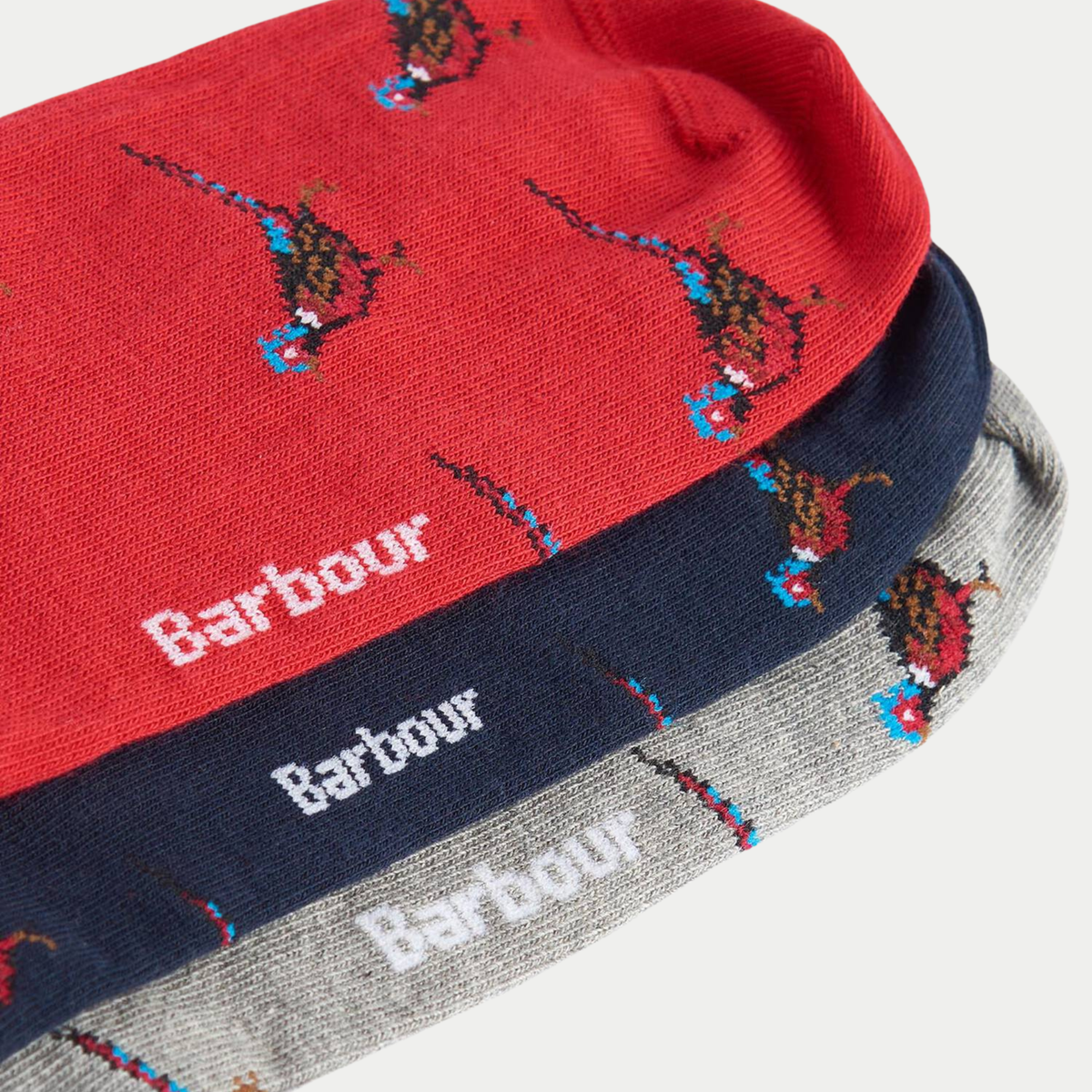 Détail du faisan tricoté et du nom Barbour sur les chaussettes Barbour rouge, marine et gris