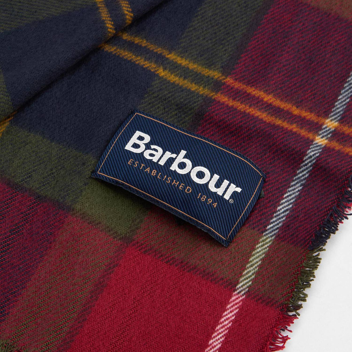 Détail de l'étiquette Barbour cousue sur l'écharpe Galingale Winterberry