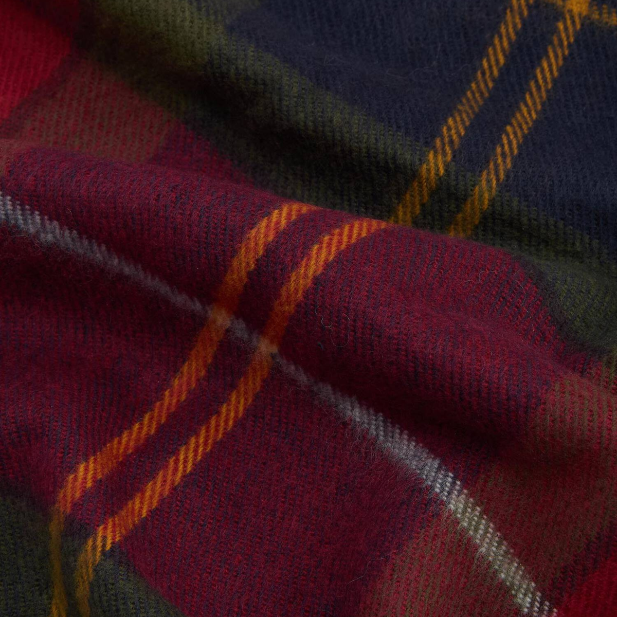Macro du tartan Winterberry de l'écharpe Barbour Galingale : rouge, marine, olive et filets moutarde