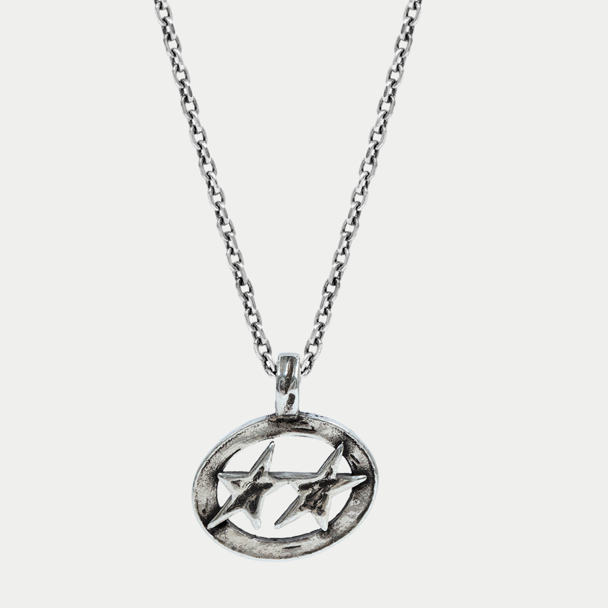 Collier Superstar Twojeys argenté - pendentif ovale ajouré aux deux étoiles, vue de face